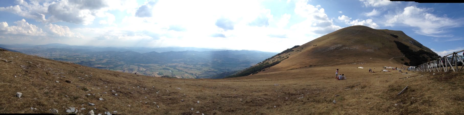 Der Blick vom Monte Cucco in Richtung Pieve (scrollen/swipen Sie um sich im
Panorama umzusehen). Blick vom Monte Cucco