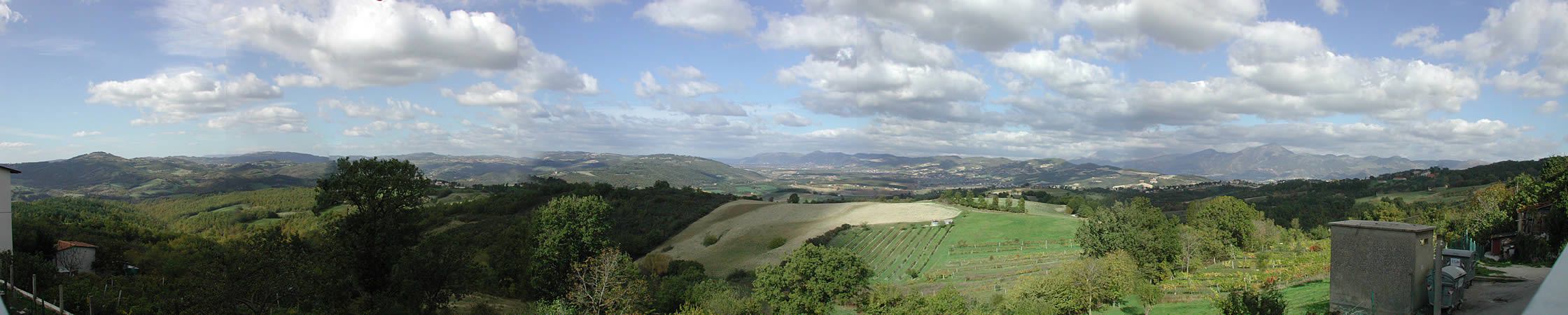 Der unbezahlbare Blick von der Terrasse auf Gubbio und die umliegenden Berge
(scrollen/swipen Sie um sich im Panorama umzusehen). Blick auf Gubbio